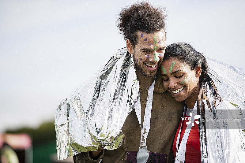 快乐的情侣享受慈善跑的终点图片素材