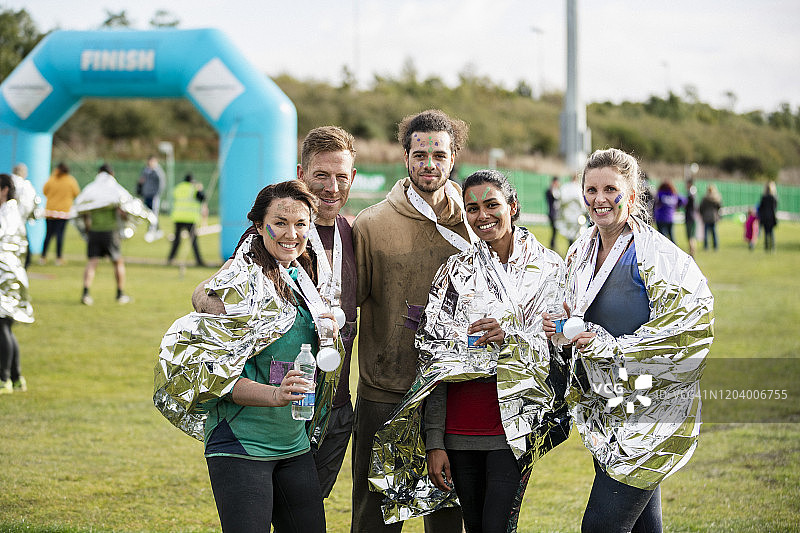 朋友们在赛后对着镜头微笑图片素材