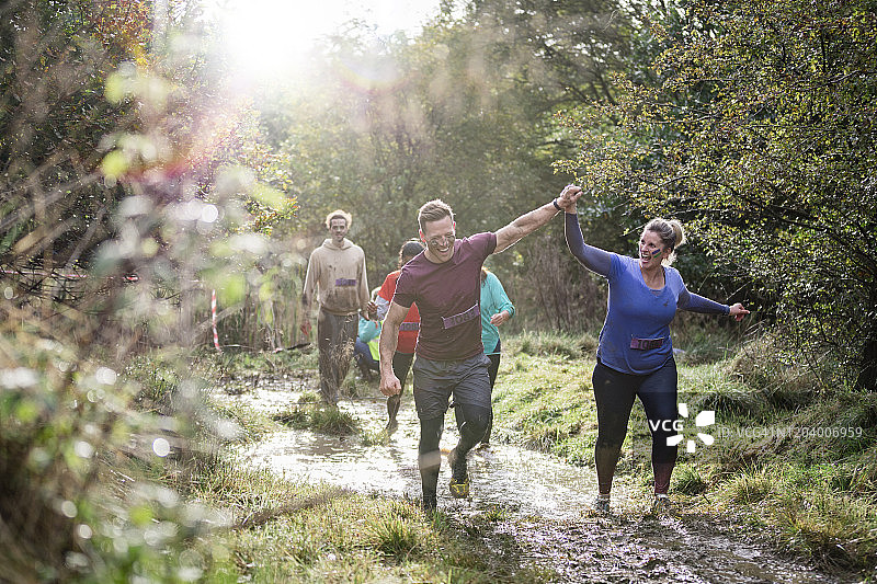 快乐夫妇庆祝完成越野赛图片素材