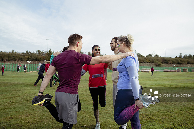 竞争对手一起在圈内热身图片素材