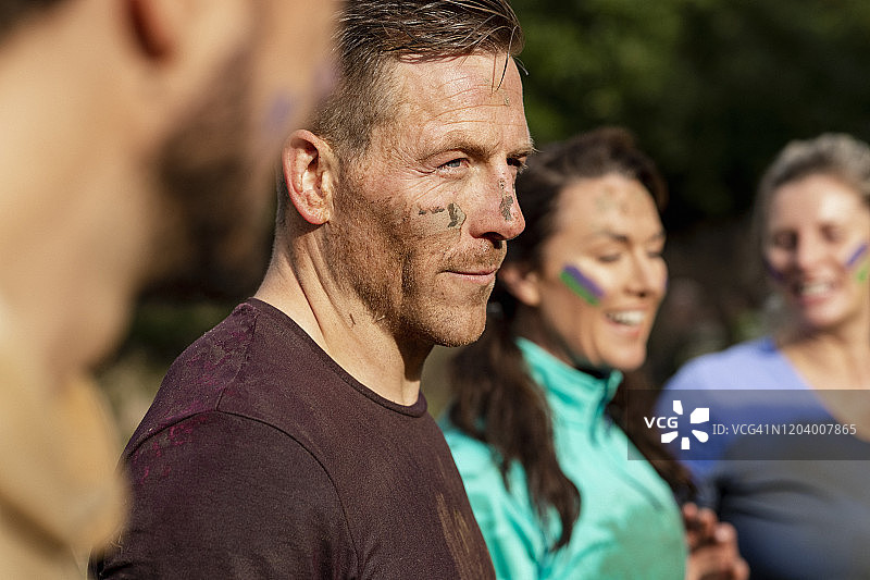 户外运动赛事中脸上沾满泥土的男人图片素材