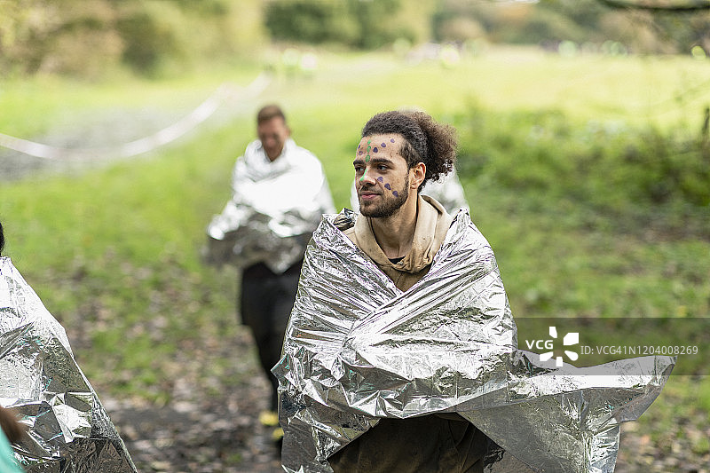 运动赛事后裹着锡箔毯的男人图片素材