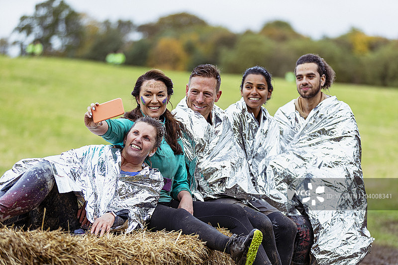 朋友们裹着锡箔毯一起自拍图片素材