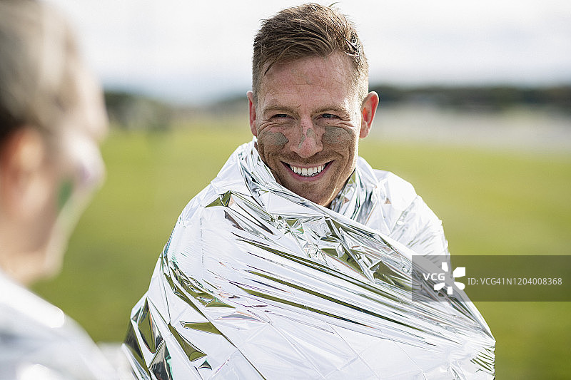 慈善活动后裹着锡箔毯的快乐男人图片素材