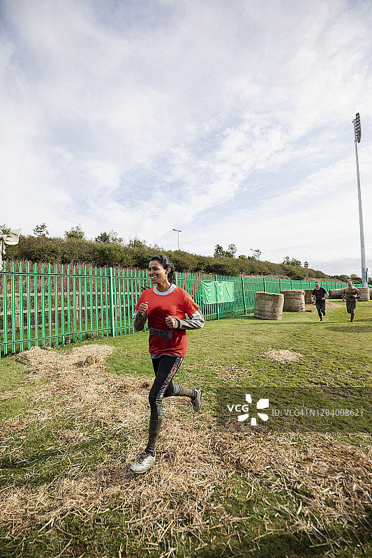 赢得越野赛的快乐运动员图片素材