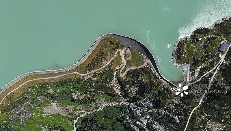 奥地利萨尔茨堡，陶恩莫斯阿尔卑斯湖和水坝鸟瞰，位于霍厄陶恩国家公园图片素材