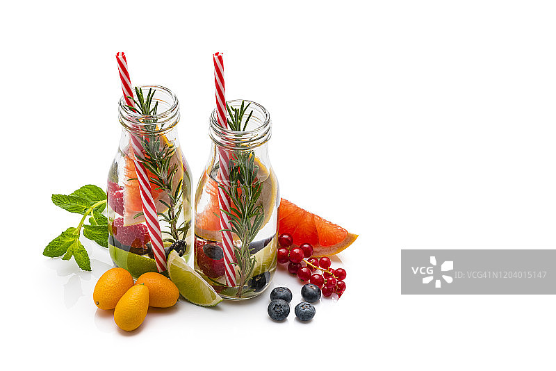 两瓶健康水果注入水排毒瓶，留白图片素材