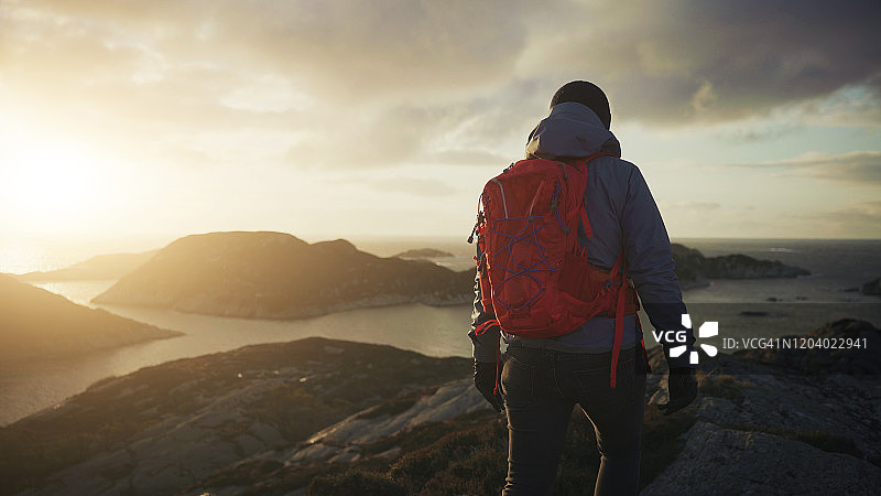 女人在挪威峡湾山区徒步旅行图片素材