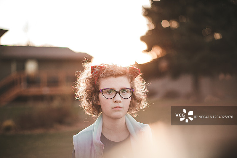 站在外面的女孩图片素材