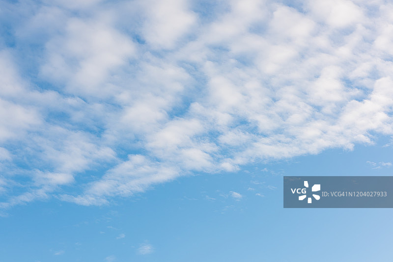 卷积云或高积云与蓝天图片素材