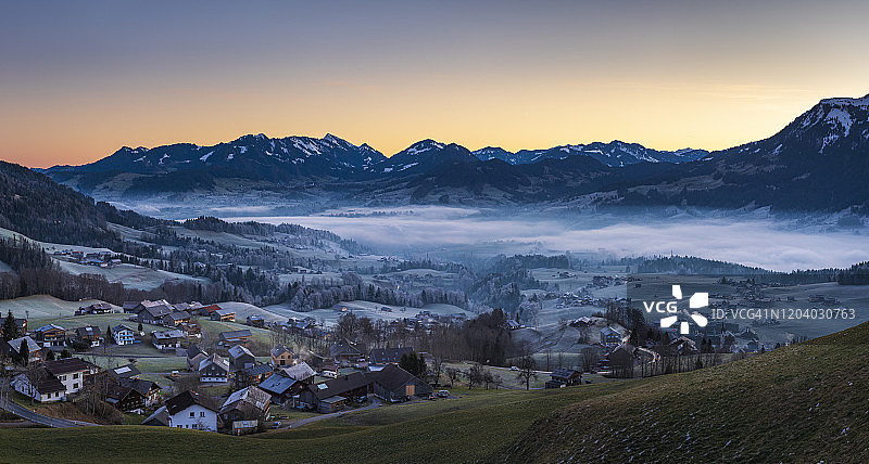 寒冷多雾清晨的黎明图片素材