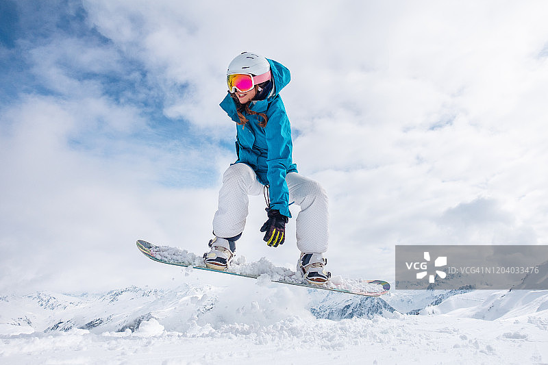 快乐的女滑雪运动员图片素材