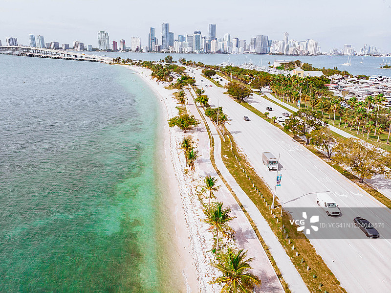 无人机视角：迈阿密天际线和比斯坎湾海滩图片素材