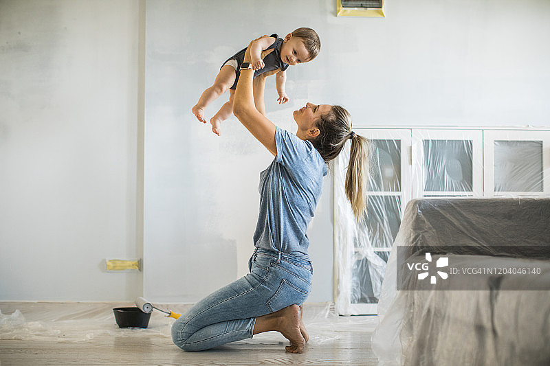母子粉刷墙壁图片素材