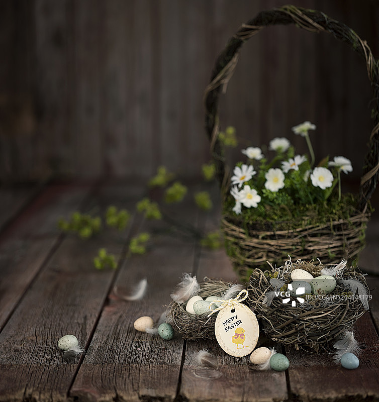 旧木背景上的复古复活节篮子和复活节彩蛋图片素材