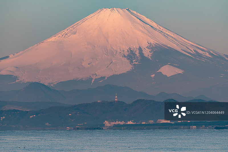 日本神奈川县的富士山雪景和海滩图片素材