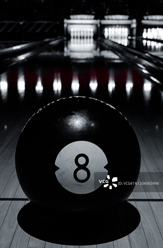 投掷8号保龄球特写，散景效果图片素材