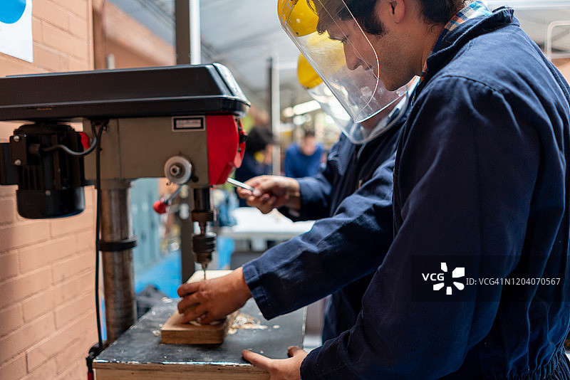 大学生学习使用切割机图片素材