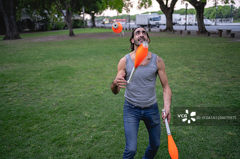 公园里专注杂耍的西班牙裔杂耍演员图片素材