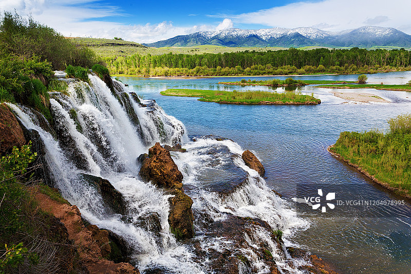 爱达荷州斯旺山谷，春季秋溪瀑布汇入蛇河图片素材