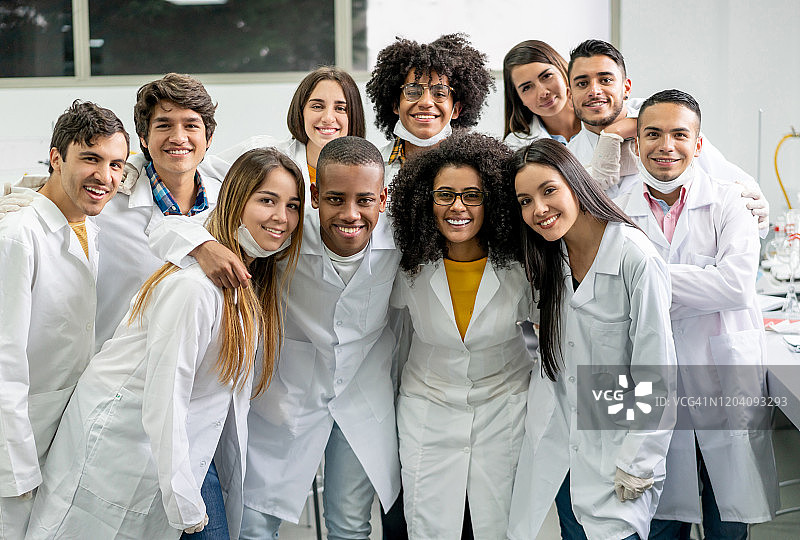 在实验室里快乐的理工科学生们图片素材