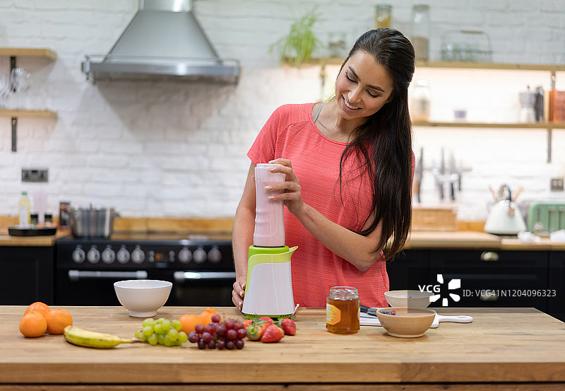 在家制作早餐冰沙的女人图片素材