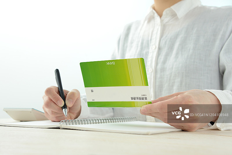 记家庭账簿的女人图片素材