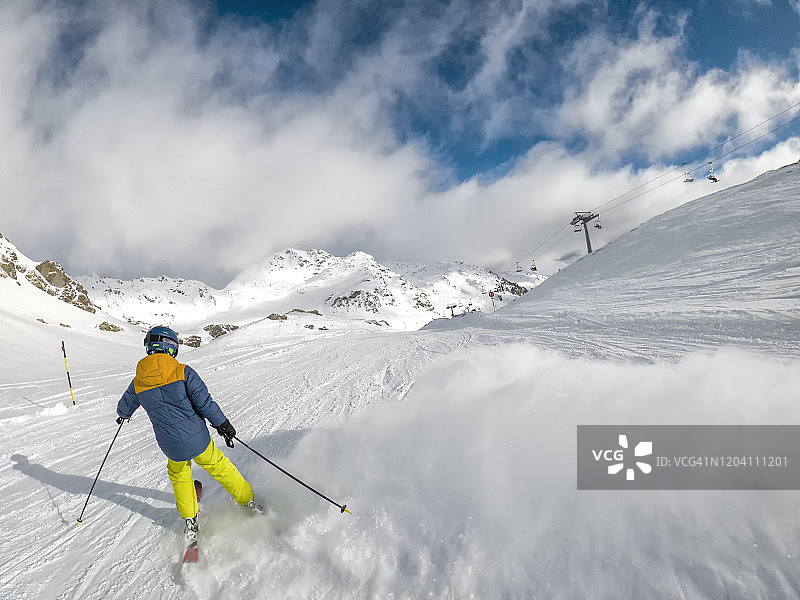 在奥地利齐尔ertal Arena滑雪场滑雪的男孩图片素材