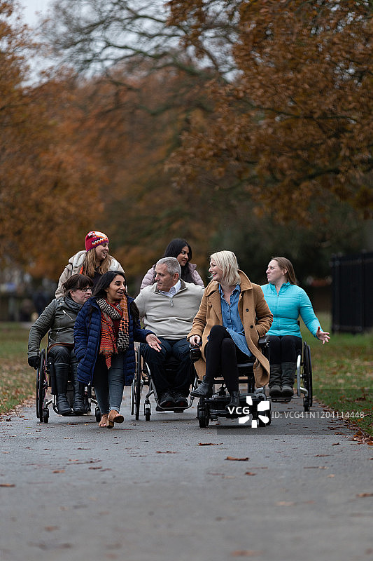 朋友们在公园聚会图片素材