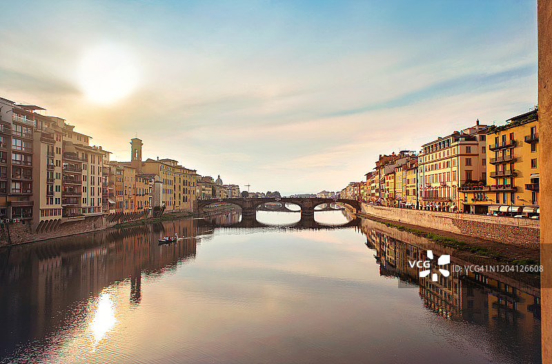 从意大利佛罗伦萨文特文特望去的阿诺河上的壮丽日落图片素材