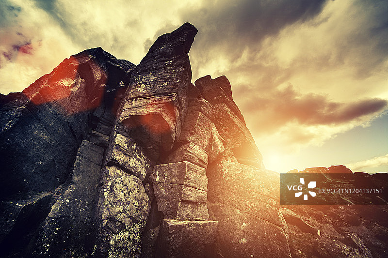 引人注目的岩石与阳光图片素材