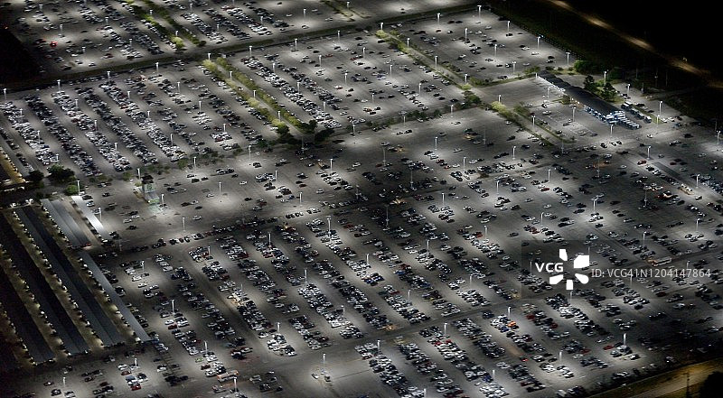 俯瞰夜间停车场和车辆图片素材