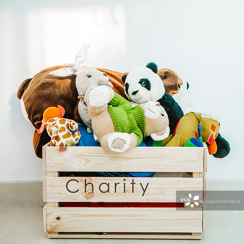 装有儿童玩具的捐款箱图片素材