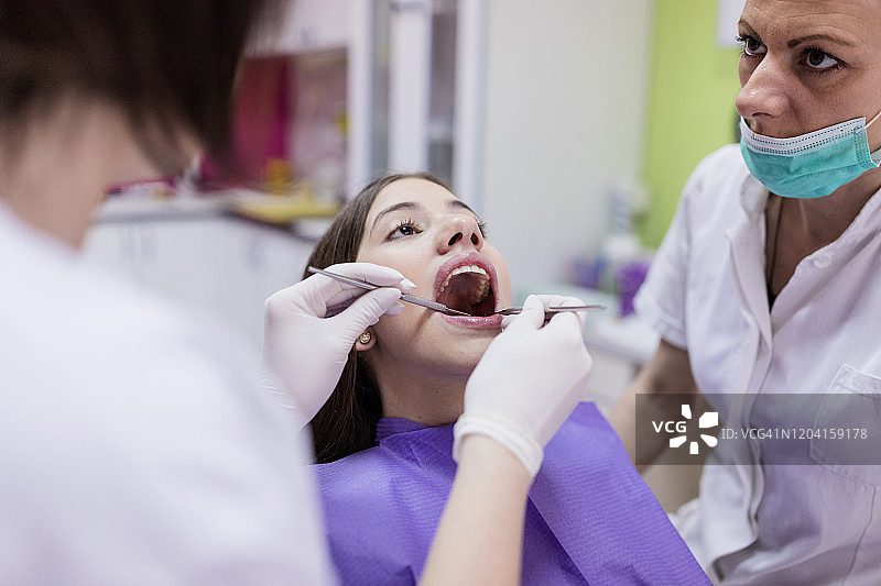 女孩接受牙医诊疗图片素材