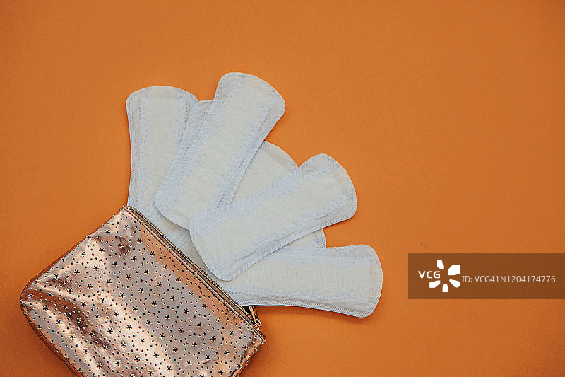 橙色背景下的卫生巾图片素材