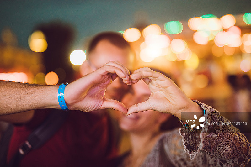 情侣用手比心图片素材