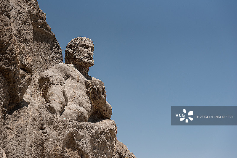 伊朗克尔曼沙赫省扎格罗斯山脉贝希斯敦的大力神雕像图片素材