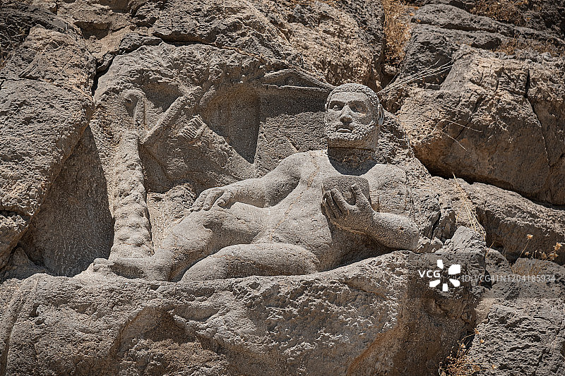 伊朗克尔曼沙赫省扎格罗斯山脉贝希斯敦的大力神雕像图片素材