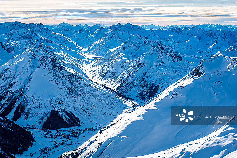 冬季瑞士阿尔卑斯山航拍图片素材