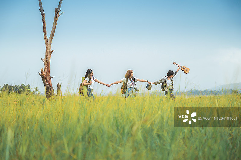 年轻女性准备在森林中徒步和露营图片素材