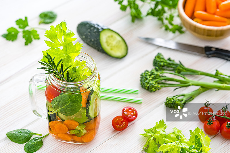 梅森罐中的健康蔬菜浸泡水图片素材