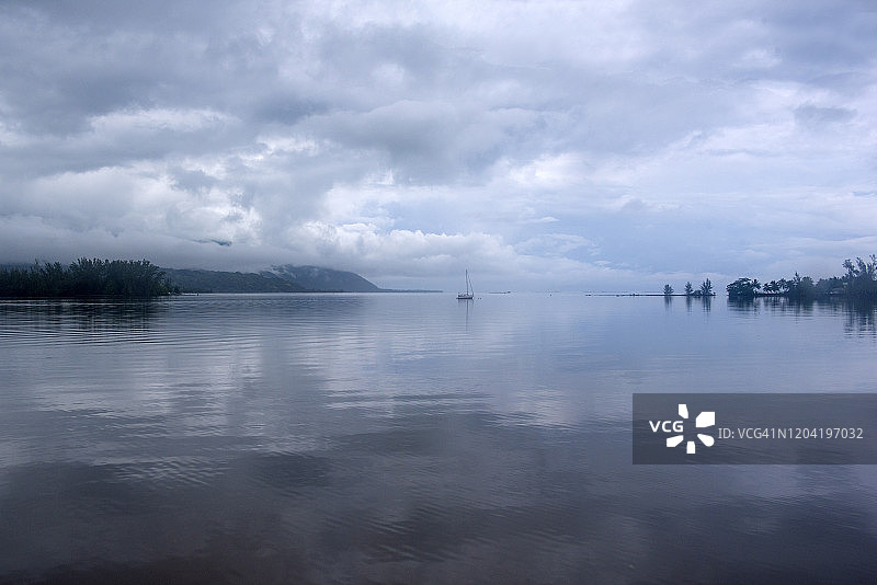 静谧的水面图片素材