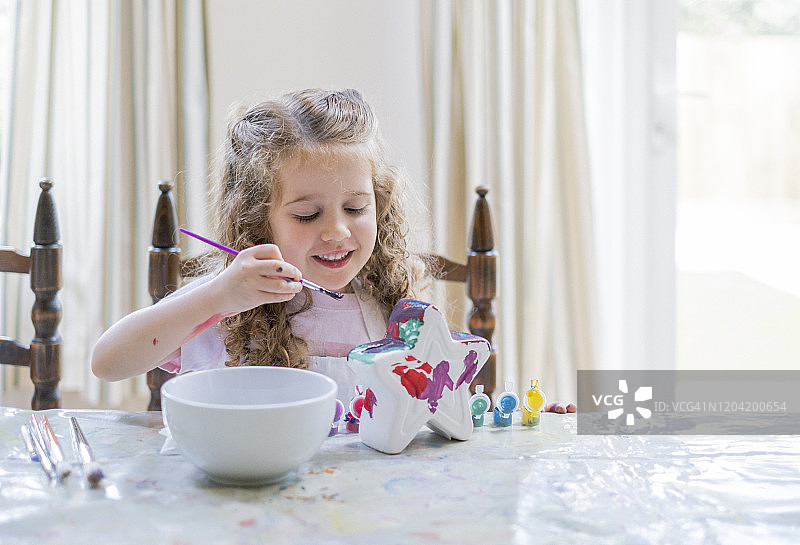 小女孩给星形存钱罐涂色图片素材