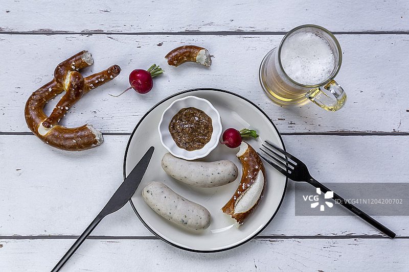配有面包和啤酒的巴伐利亚白香肠图片素材