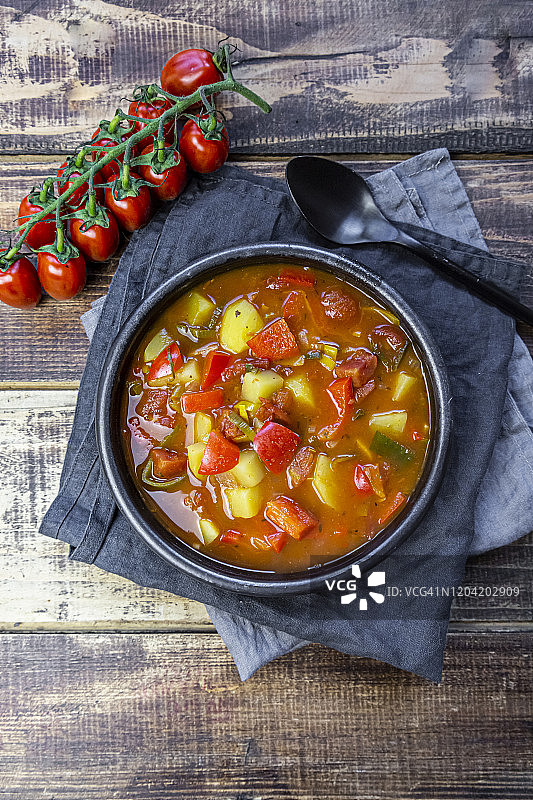 一碗纯素土豆炖肉图片素材