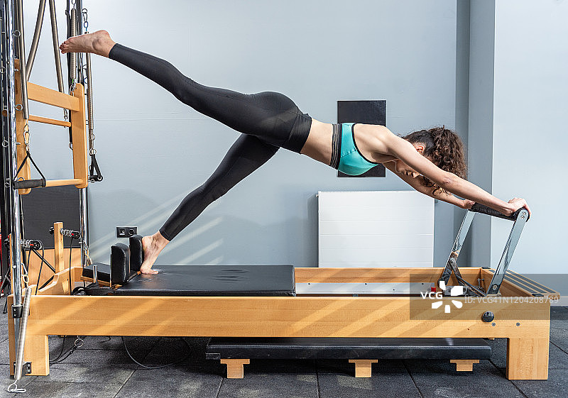 在普拉提器械上做普拉提运动图片素材