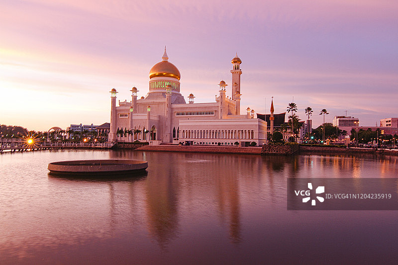 斯里巴加湾市奥马尔·阿里·赛义夫丁清真寺图片素材