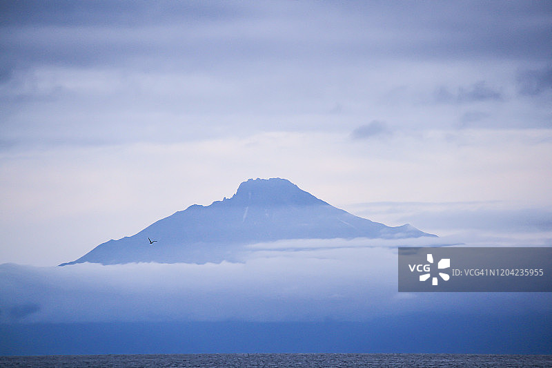 云雾环绕的利尻岛图片素材