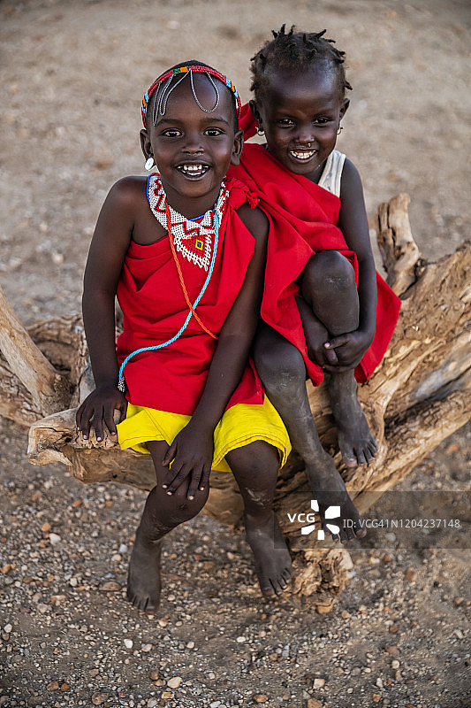 来自肯尼亚桑布鲁部落的两个小女孩图片素材