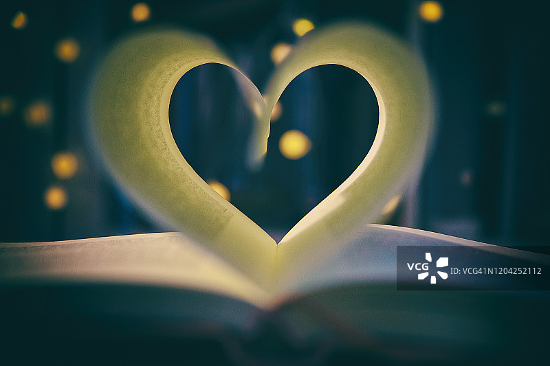 书页组成的心形图片素材